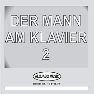 美女光着下体扒开内裤
