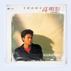 美女光着下体扒开内裤
