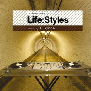 美女光着下体扒开内裤
