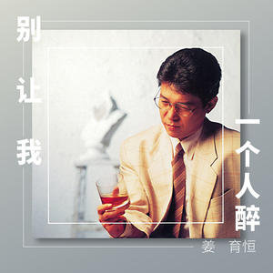 美女光着下体扒开内裤
