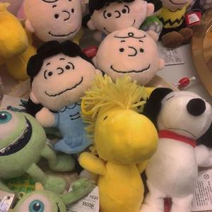 美女光着下体扒开内裤
