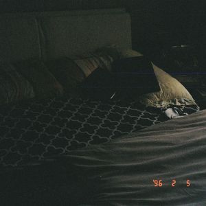 美女光着下体扒开内裤
